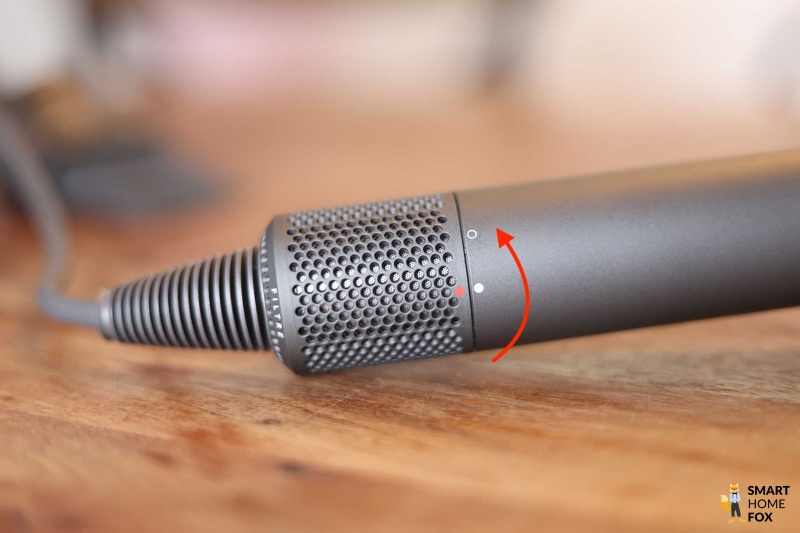 Man sieht die Fiterabdeckung des Dyson Supersonic.